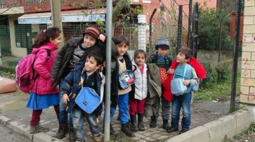 Okul yoluna hafriyat engeli