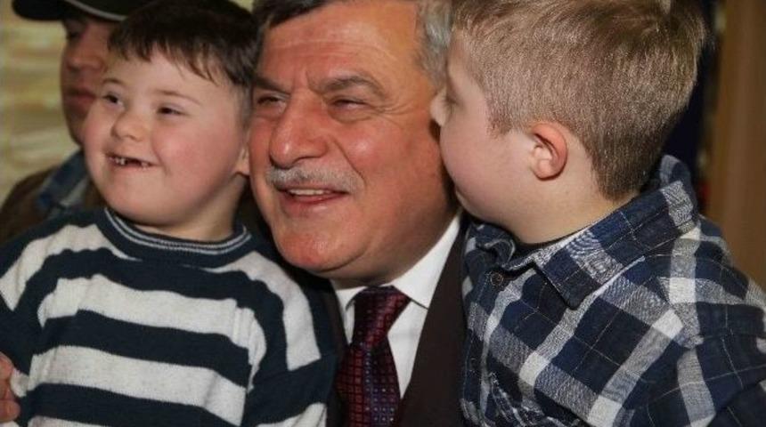 Gl&uuml;tensiz Hayatla Geleceğe G&uuml;l&uuml;mse