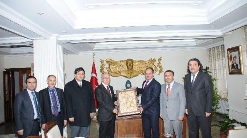 Iğdır Üniversitesi Öğretim Elemanları Derneği Üyeleri Vali Davut Haner’i Ziyaret Etti