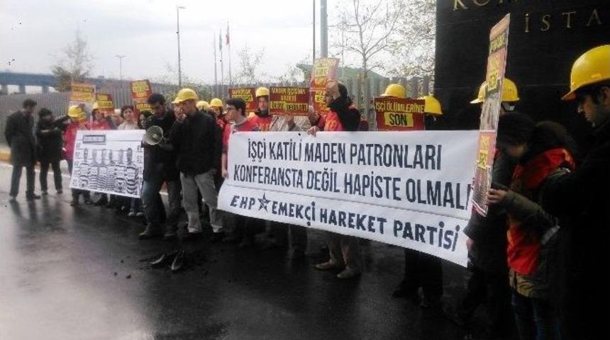 Maden Konferansına K&ouml;m&uuml;rl&uuml;, Lastik Ayakkabılı Protesto