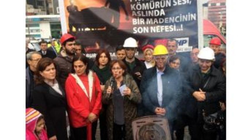 Chp'li kaleli, y&uuml;z&uuml;ne k&ouml;m&uuml;r s&uuml;r&uuml;p madencilere destek verdi