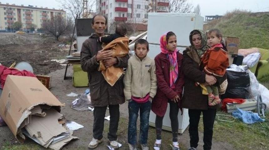 Ka&ccedil;ak Yapıya Sığınan Afgan Aile Ortada Kaldı