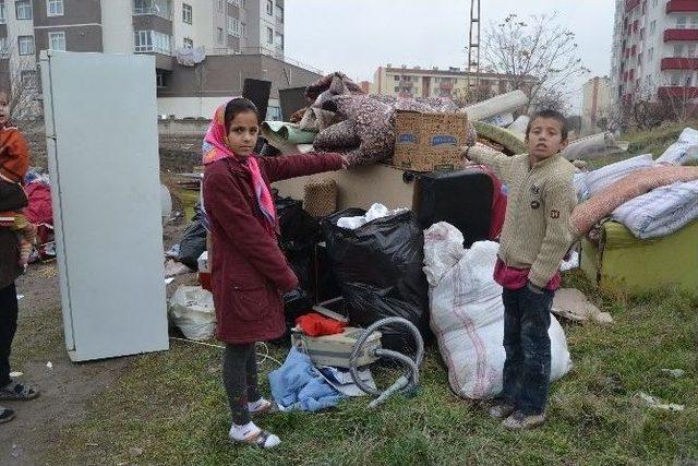 Kaçak Yapıya Sığınan Afgan Aile Ortada Kaldı