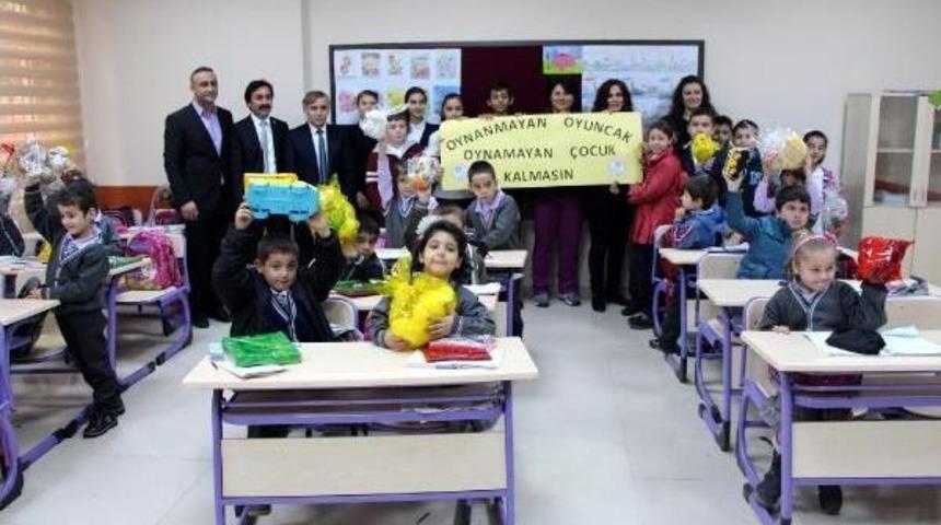 Oyuncaklarını madenci &ccedil;ocuklarına hediye ettiler