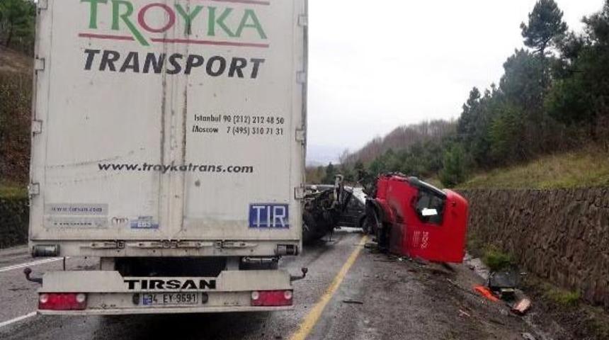 İstinat duvarına &ccedil;arpan tır'ın s&uuml;r&uuml;c&uuml;s&uuml; yaralandı