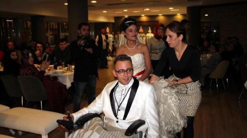 Engelli diye ailesinin vermediği gen&ccedil; kız nikah masasına oturdu