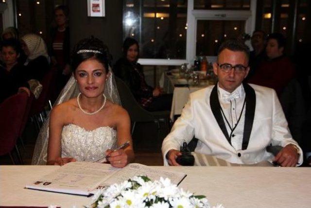 Engelli diye ailesinin vermediği gen&ccedil; kız nikah masasına oturdu 1