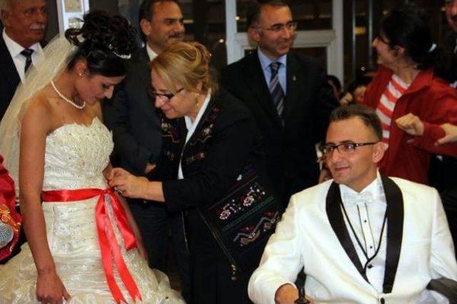 Engelli diye ailesinin vermediği gen&ccedil; kız nikah masasına oturdu 3