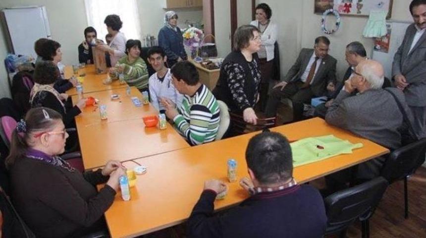 Burhaniye&rsquo;de Zihinsel Engellilere Kaymakam Ve Başkan Ziyareti