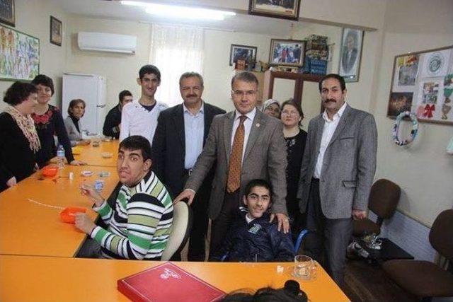 Burhaniye&rsquo;de Zihinsel Engellilere Kaymakam Ve Başkan Ziyareti 1