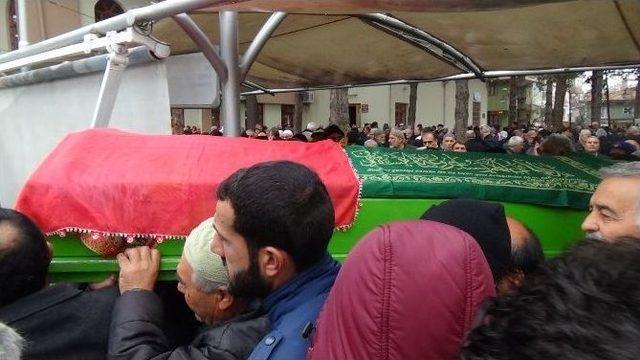 4&rsquo;&uuml;nc&uuml; Kattan D&uuml;şerek &Ouml;len Gen&ccedil; Kadın Son Yolculuğuna Uğurlandı 1