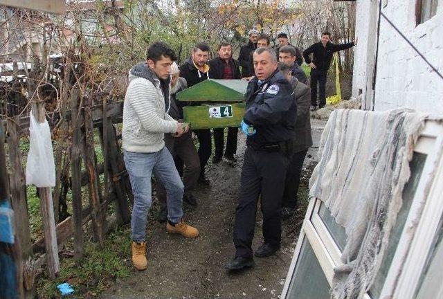 Huzurevine Götürmek İçin Geldi, Tavana Asılı Buldu