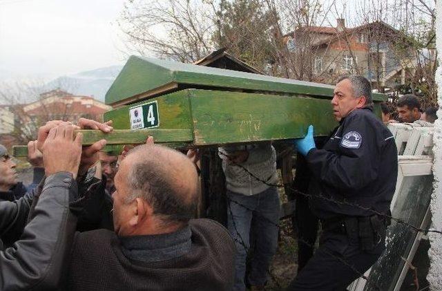 Huzurevine Götürmek İçin Geldi, Tavana Asılı Buldu