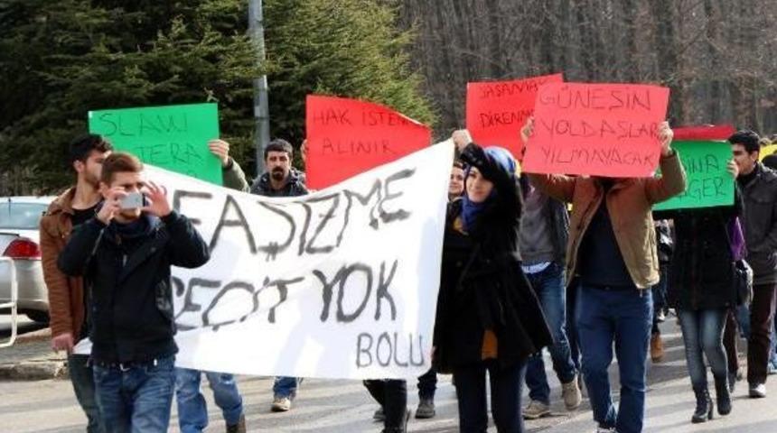 &Uuml;niversitelilerin d&ouml;v&uuml;lmesini protesto ettiler