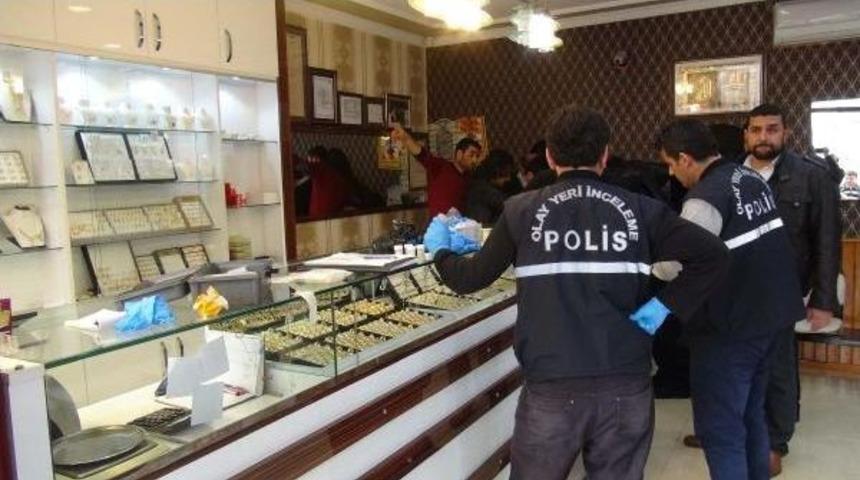 Kuyumcu ateş etti, silahlı soyguncular ka&ccedil;tı