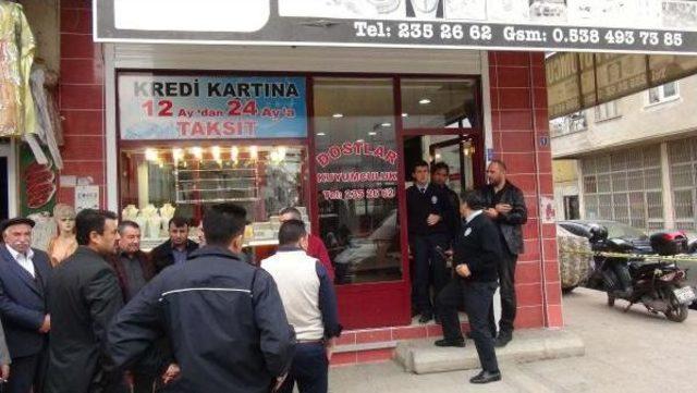 Kuyumcu ateş etti, silahlı soyguncular ka&ccedil;tı 1