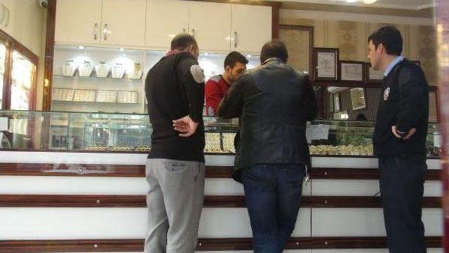 Kuyumcu ateş etti, silahlı soyguncular ka&ccedil;tı 3