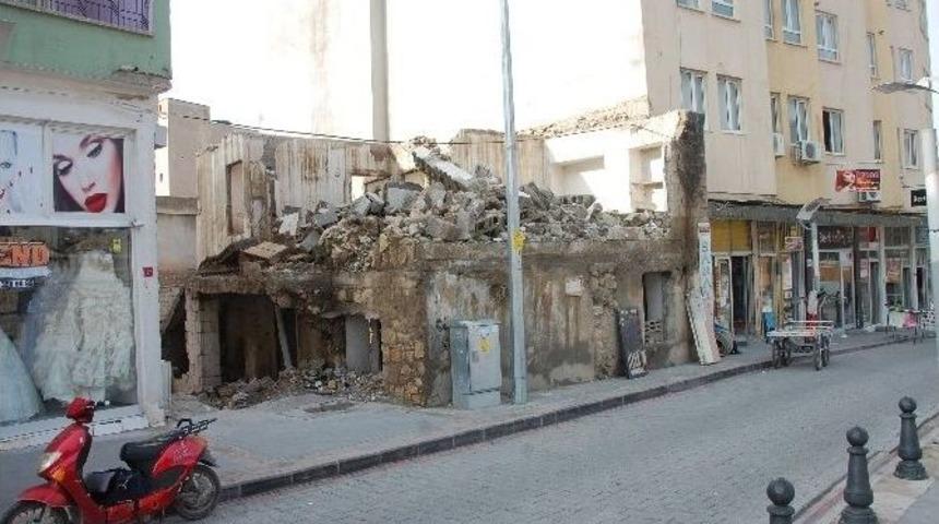 Harabe Ev Tehlike Sa&ccedil;ıyor