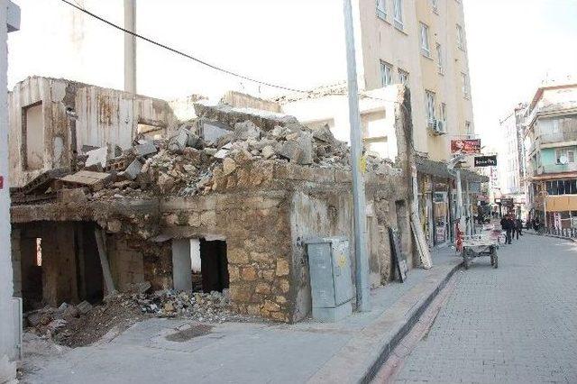 Harabe Ev Tehlike Sa&ccedil;ıyor 1