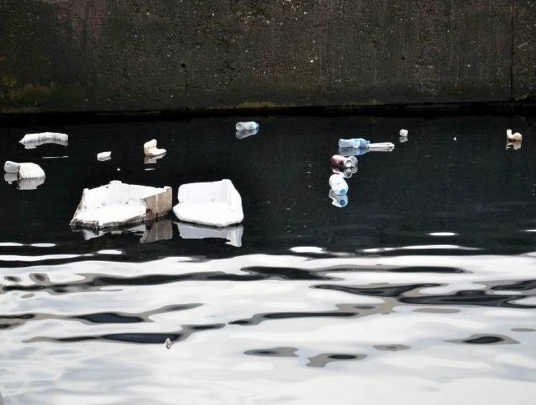 Bandırma Limanında &Ccedil;&ouml;pler Y&uuml;z&uuml;yor