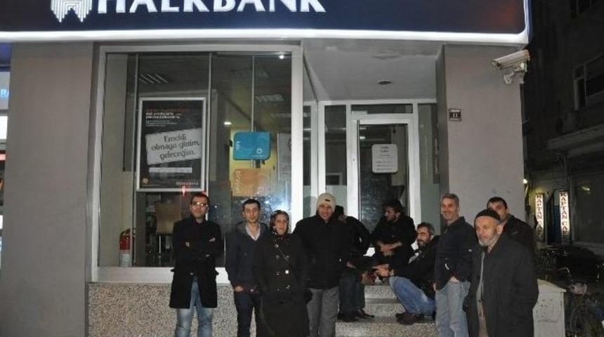 Toki&rsquo;den Ev Alabilmek İ&ccedil;in Bir G&uuml;n &Ouml;nceden Banka &Ouml;n&uuml;nde Beklemeye Başladılar