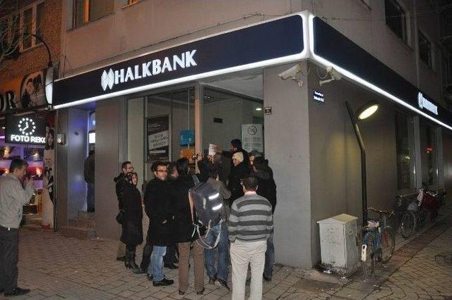 Toki’den Ev Alabilmek İçin Bir Gün Önceden Banka Önünde Beklemeye Başladılar