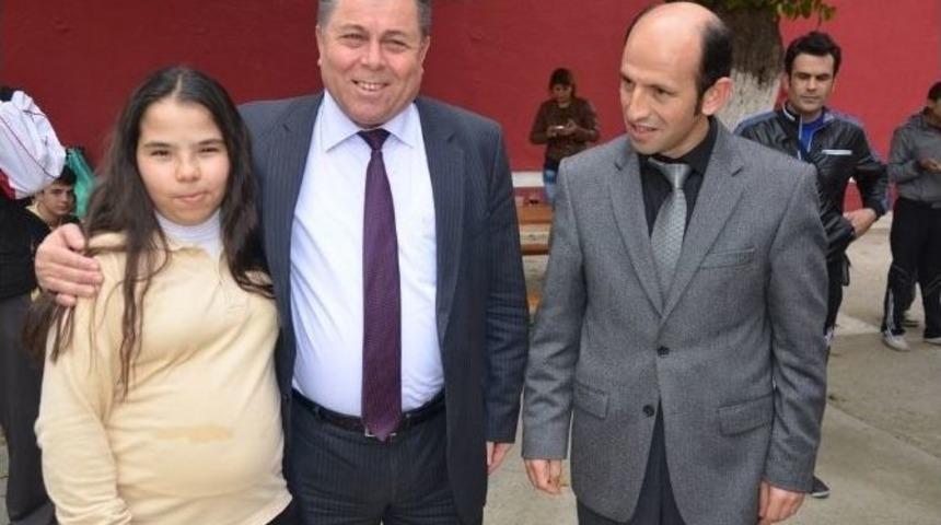 Zihinsel Engelli &Ouml;ğrencilere Spor Malzemesi Armağanı