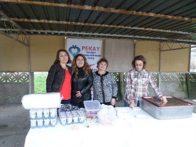 Polis Eşlerinden Anlamlı Kermes