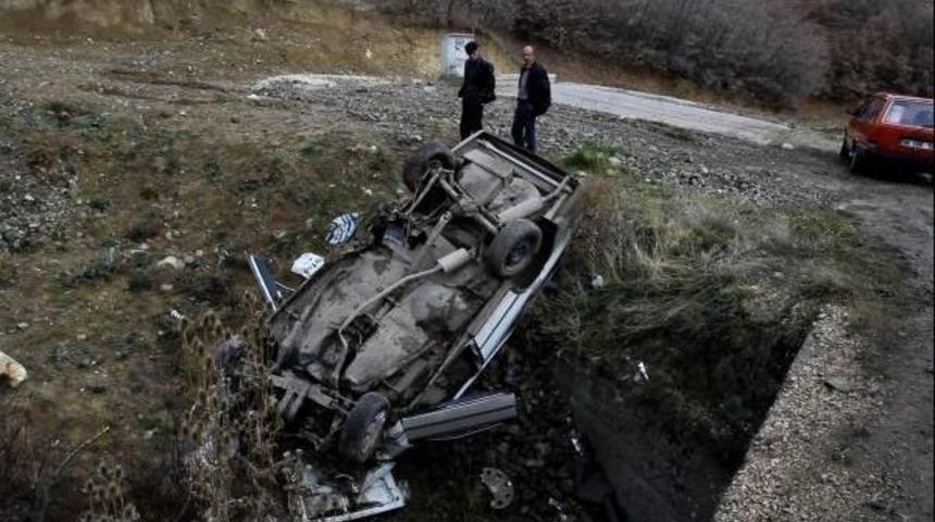 Kamyondan dökülen mıcır kaza yaptırdı: 2 yaralı