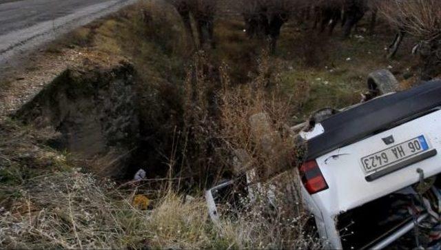 Kamyondan dökülen mıcır kaza yaptırdı: 2 yaralı 1