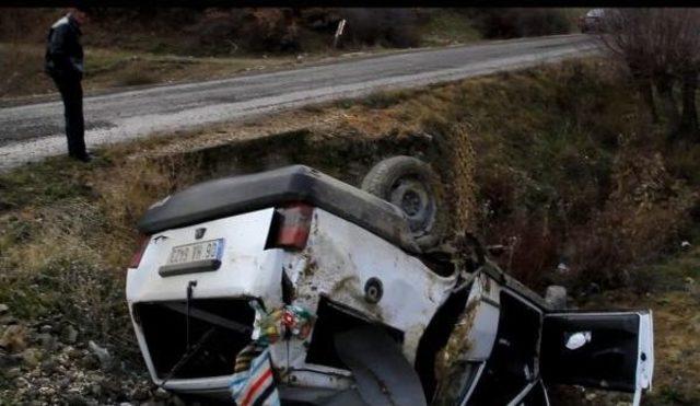 Kamyondan dökülen mıcır kaza yaptırdı: 2 yaralı 2