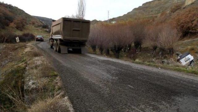 Kamyondan dökülen mıcır kaza yaptırdı: 2 yaralı 3