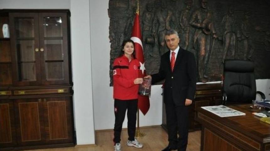 İşitme Engelli Milli Sporcu &Ccedil;ankaya&rsquo;dan Kaymakam Arıcan&rsquo;a Ziyaret