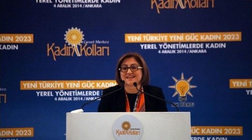 Başbakan Davutoğlu&rsquo;ndan Başkan Şahin&rsquo;e Teşekk&uuml;r Plaketi