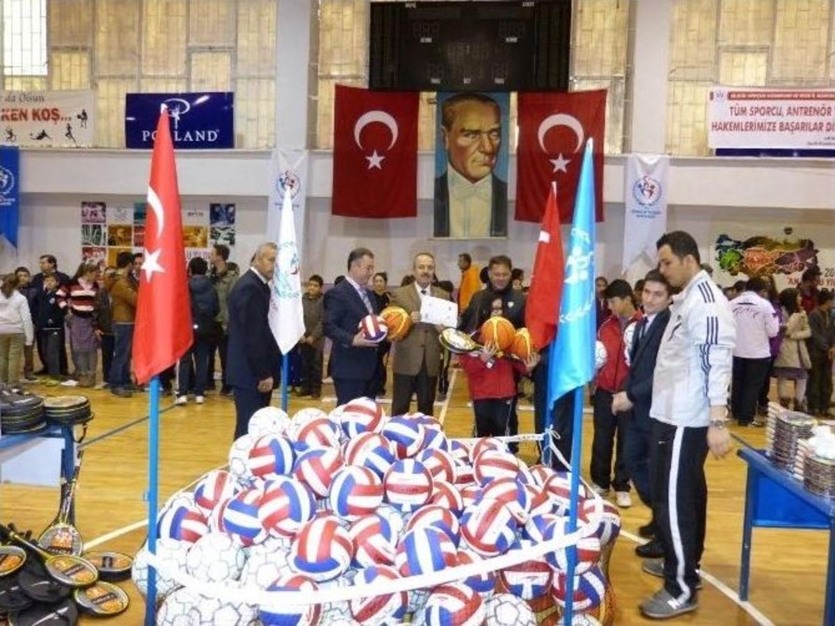&Ouml;ğrencileri Spora Teşvik Ama&ccedil;lı Malzeme Yardımı Yapıldı