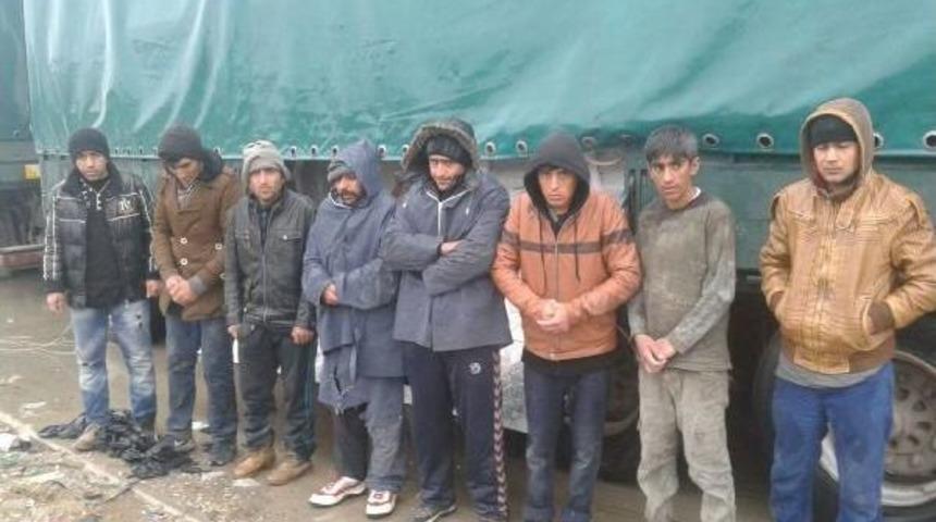 &Ccedil;imento &ccedil;uvalları arasına gizlenmiş 8 ka&ccedil;ak yakalandı