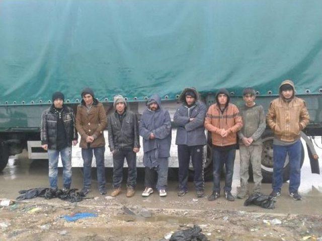 &Ccedil;imento &ccedil;uvalları arasına gizlenmiş 8 ka&ccedil;ak yakalandı 1