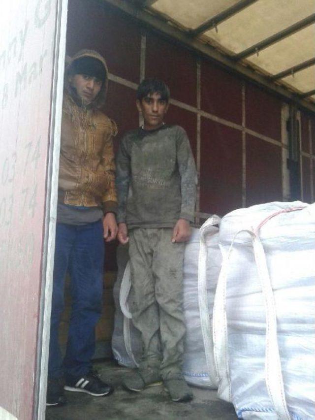 &Ccedil;imento &ccedil;uvalları arasına gizlenmiş 8 ka&ccedil;ak yakalandı 2