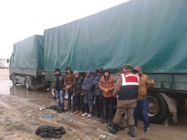 &Ccedil;imento &ccedil;uvalları arasına gizlenmiş 8 ka&ccedil;ak yakalandı 3