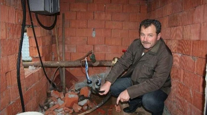 Duvarları Yıkarak Su Pompalarını &Ccedil;aldılar