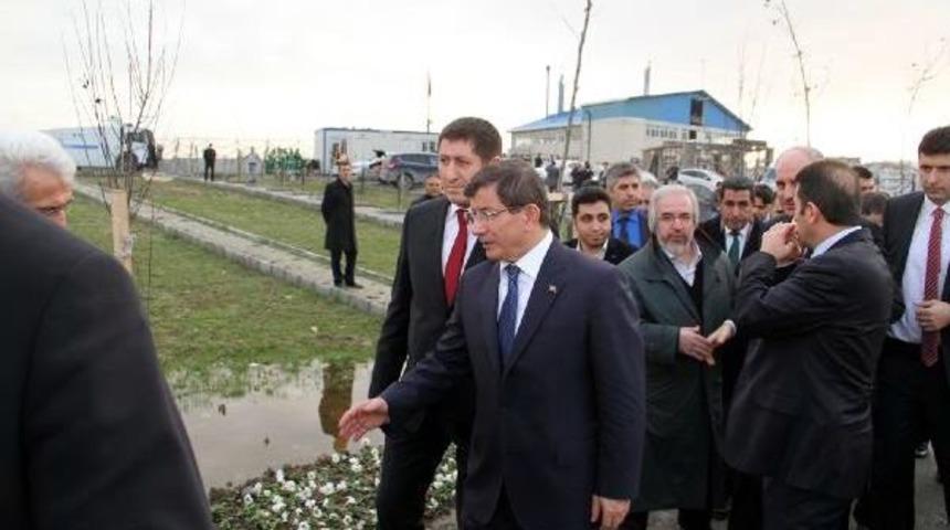 Davutoğlu, lise arkadaşının esenyurt'taki cenaze t&ouml;renine katıldı