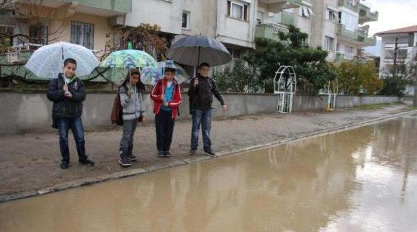 Yağmur tire'de cadde ve sokakaları dereye &ccedil;evirdi