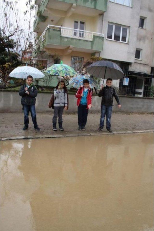 Yağmur tire'de cadde ve sokakaları dereye çevirdi