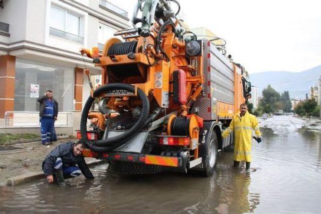 Yağmur tire'de cadde ve sokakaları dereye çevirdi