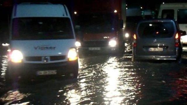 Kanalizasyon borusu patladı, yol nehre döndü