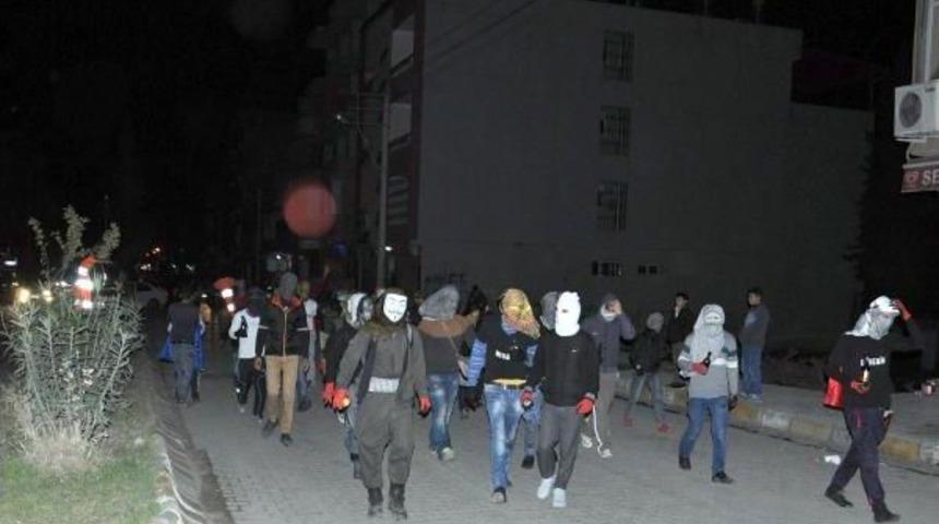 Yol kesip kimlik kontrol&uuml; yapan pkk yandaşlarına gaz bombalı m&uuml;dahale