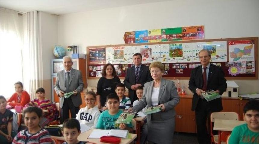 Anıtkabir&rsquo;den G&ouml;nderilen Kitapları &Ouml;ğrencilere Dağıttılar