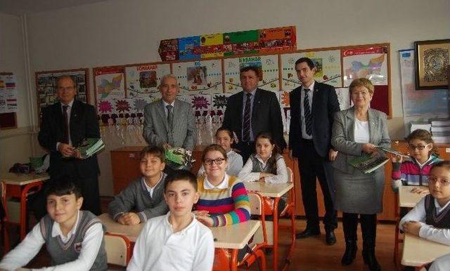 Anıtkabir&rsquo;den G&ouml;nderilen Kitapları &Ouml;ğrencilere Dağıttılar 1