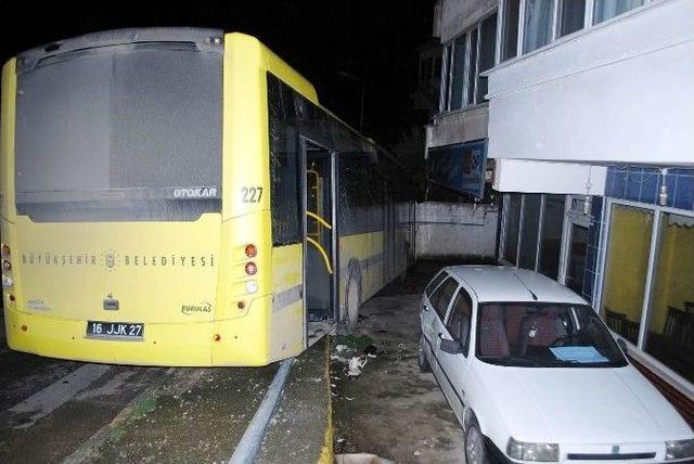 Freni Boşalan Otob&uuml;s Duvara &Ccedil;arptı 1