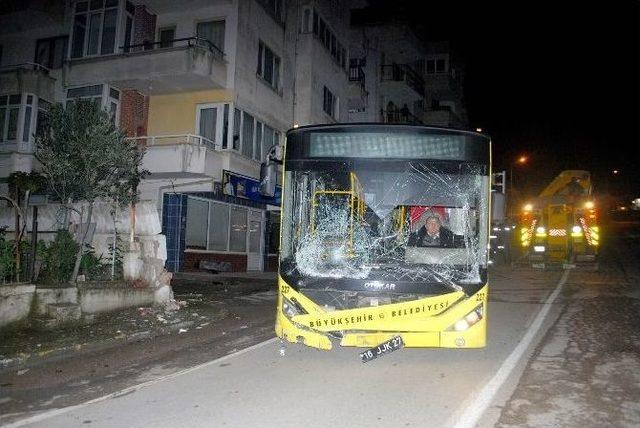 Freni Boşalan Otob&uuml;s Duvara &Ccedil;arptı 2